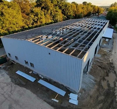 Granges en acier avec locaux d'habitation